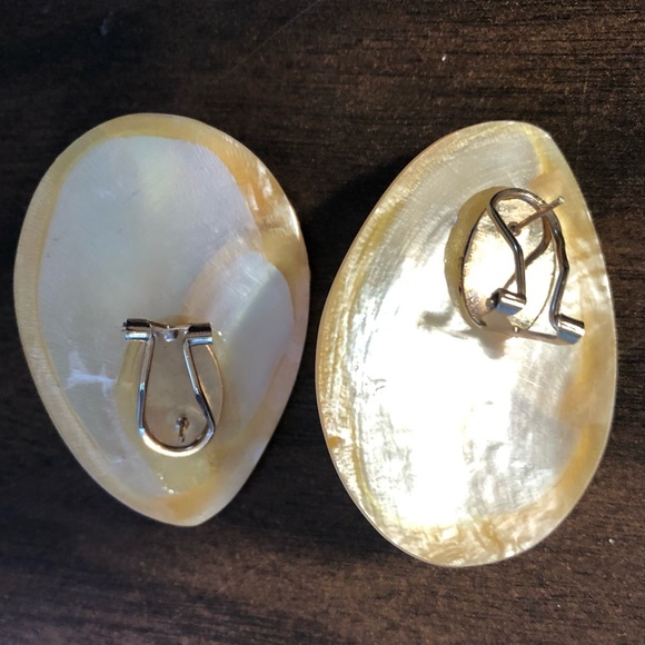 Neiman Marcus VTG 90s Mother of pearl Pierced statement earring lightweight - Picture 2 of 16